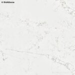 Белая с прожилками кухонная столешница из кварцевого агломерата фото