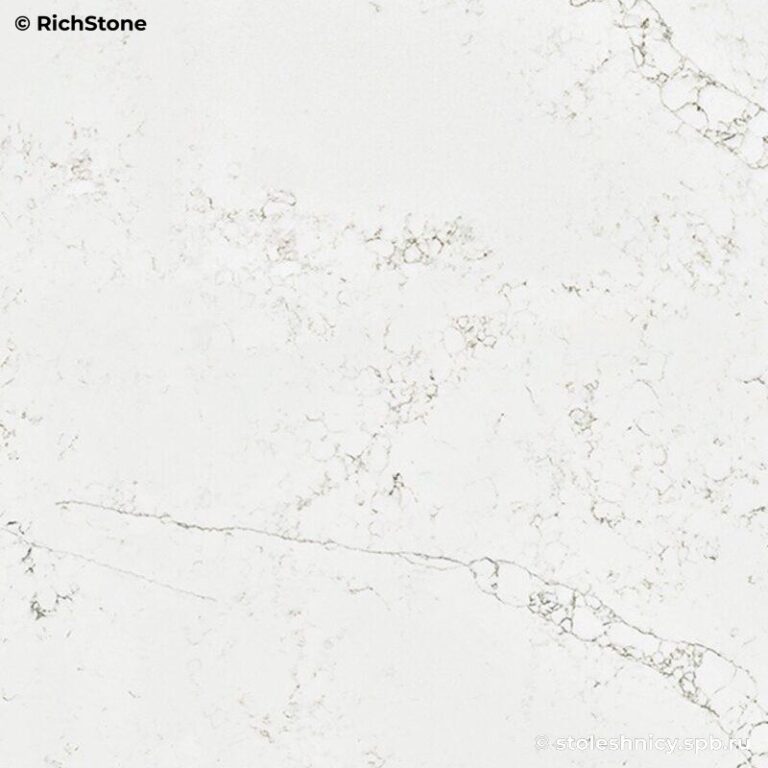 Белая с прожилками кухонная столешница из кварцевого агломерата фото