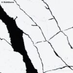 Угловая белая столешница из кварца с чёрными прожилками фото