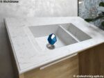 Белая кварцевая столешница с интегрированной мойкой для кухни фото