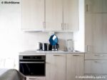 Столешница с фартуком из кварцевого агломерата под белый мрамор фото