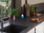 Серо-коричневая столешница из кварца для кухни в крапинку фото