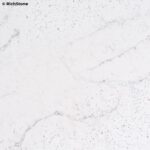 Белая столешница из кварцевого агломерата с фартуком и мойкой на кухню фото