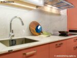 Белая столешница из кварцевого агломерата с фартуком и мойкой на кухню фото