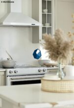 П-образная кварцевая столешница для кухни под белый мрамор фото