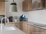 Угловая длинная столешница из кварцевого агломерата для кухни с мойкой фото