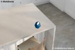 Угловая длинная столешница из кварцевого агломерата для кухни с мойкой фото