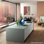Серая матовая столешница из кварцевого агломерата для кухни с бортиком фото