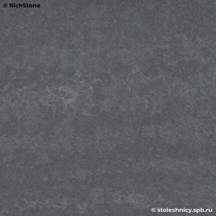 Серая угловая кварцевая столешница для кухни со стеновой панелью фото