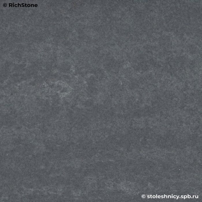 Серая угловая кварцевая столешница для кухни со стеновой панелью фото