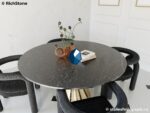 Черный стол со столешницей из кварцевого агломерата в крапинку фото