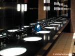 Глянцевая длинная столешница под раковину из кварцевого агломерата фото