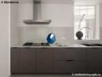 Угловая кухонная столешница из кварца с интегрированной мойкой фото