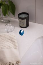 Серая однотонная столешница из кварца в ванную комнату фото