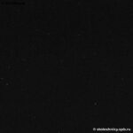 Черная однотонная столешница из кварца в ванную комнату фото