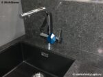 Темная столешница в ванную из кварцевого агломерата в крапинку фото