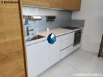 Светлая столешница из кварцевого агломерата с фартуком и мойкой фото