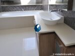 Бежевая столешница в ванную из кварцевого агломерата в крапинку фото