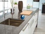 Черная кварцевая столешница для кухни в крапинку с мойкой фото