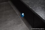 Антрацитовая столешница в ванную из кварцевого агломерата в крапинку фото