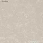 Бежевая кухонная столешница из кварцевого агломерата под мрамор фото
