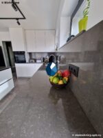Столешница из кварцевого агломерата под мрамор с фартуком и мойкой фото