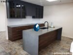 Кухонная столешница из кварца под дымчатый мрамор фото