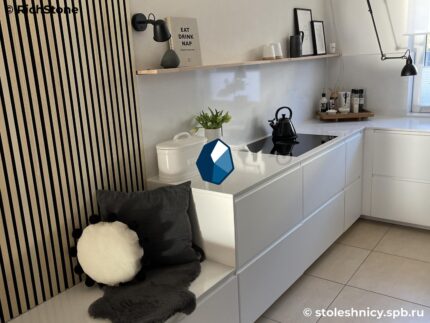 Угловая белая кварцевая столешница для кухни под мрамор фото