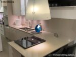 Угловая бежевая кухонная столешница из кварцевого агломерата фото