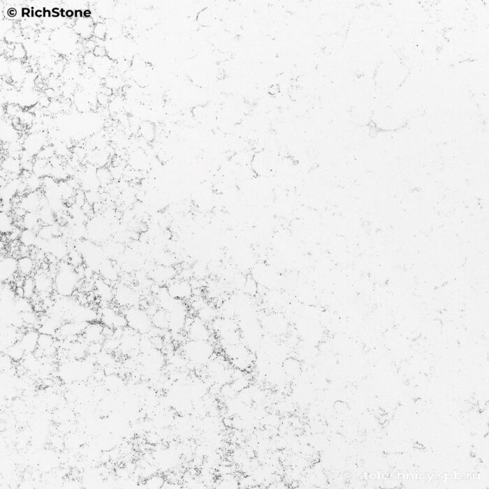 Небольшая белая столешница под раковину из кварца с прожилками фото