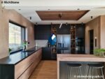 Прямая столешница из агломерата с фартуком и мойкой фото