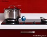Белая кварцевая столешница для кухни с бортиком фото