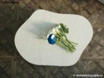 Закругленный кухонный стол со столешницей из кварцевого агломерата фото