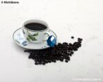 Прямая кухонная столешница из кварца под мрамор с мойкой фото