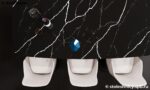 Закругленный стол со столешницей из кварца с прожилками фото