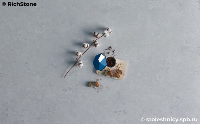 Серая матовая кварцевая столешница для кухни пестрая фото