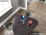 Треугольный тёмный стол со столешницей из кварцевого агломерата фото